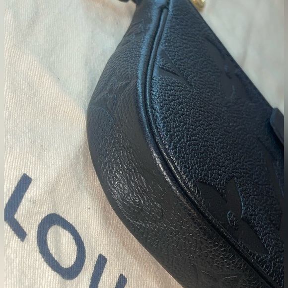 💜💜Louis Vuitton Multi Pochette Accessoires
Empreinte Leather- SMALL Poch… - Picture 9 of 13